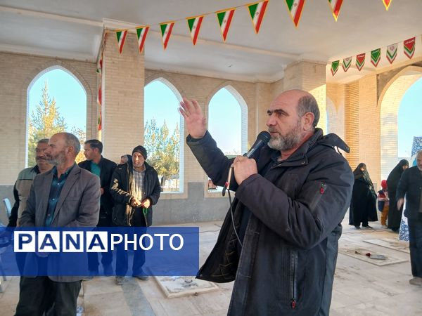 غبارروبی از قبور مطهر شهدا در شهر بخ