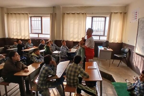 آموزش کمک‌های اولیه در مدرسه شهید فتوحی رباط‌کریم