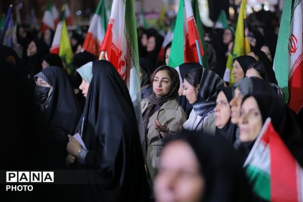شکوه حضور دختران ساوجبلاغ در جشن دهه کرامت 