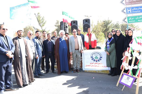 برپایی غرفه سازمان دانش‌آموزی دلیجان در راهپیمایی روز دانش‌آموز