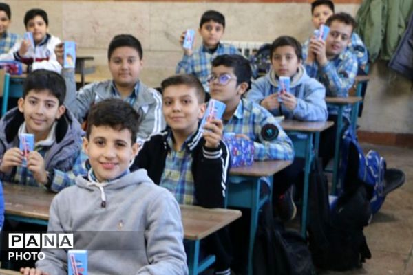 توزیع شیر رایگان در دبستان علی‌اکبر طالبی شهرری