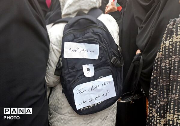 حضور دانش‌آموزان با کوله‌پشتی به یاد همکلاسی‌های مینابی در روز جهانی قدس همدان