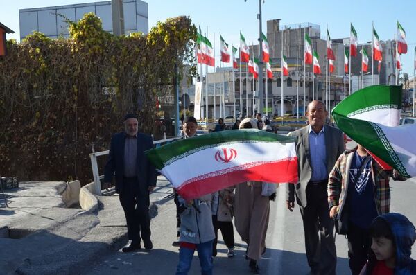 مشت‌های درهم گره خورده دانش‌آموزان کهگیلویه و بویراحمد در راهپیمایی ۲۲ بهمن