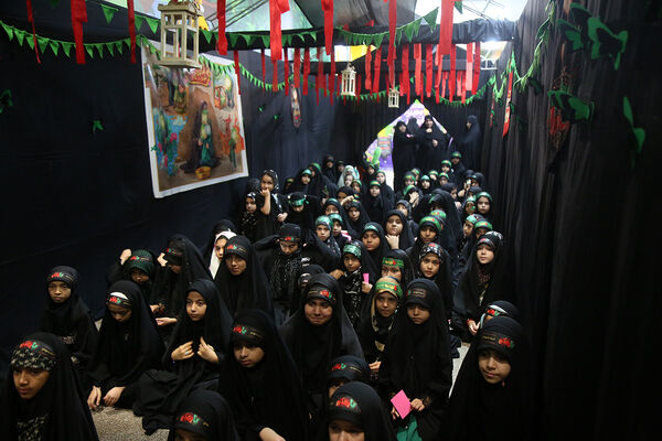 عزاداری کودکان هیات «زیر گنبد طلا» برای دختر سه ساله امام حسین(ع)