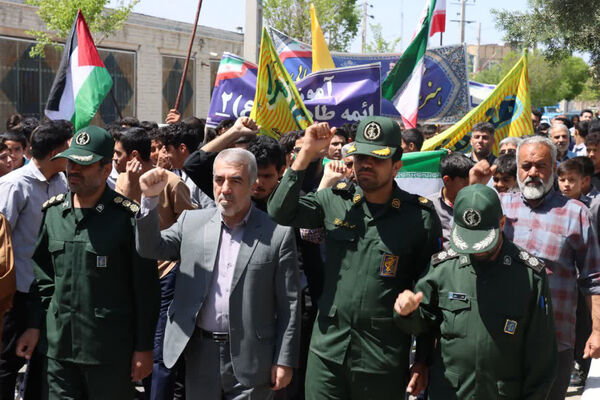 راهپیمایی دانش‌آموزان جعفرآباد قم در اعلام حمایت از عملیات وعده صادق