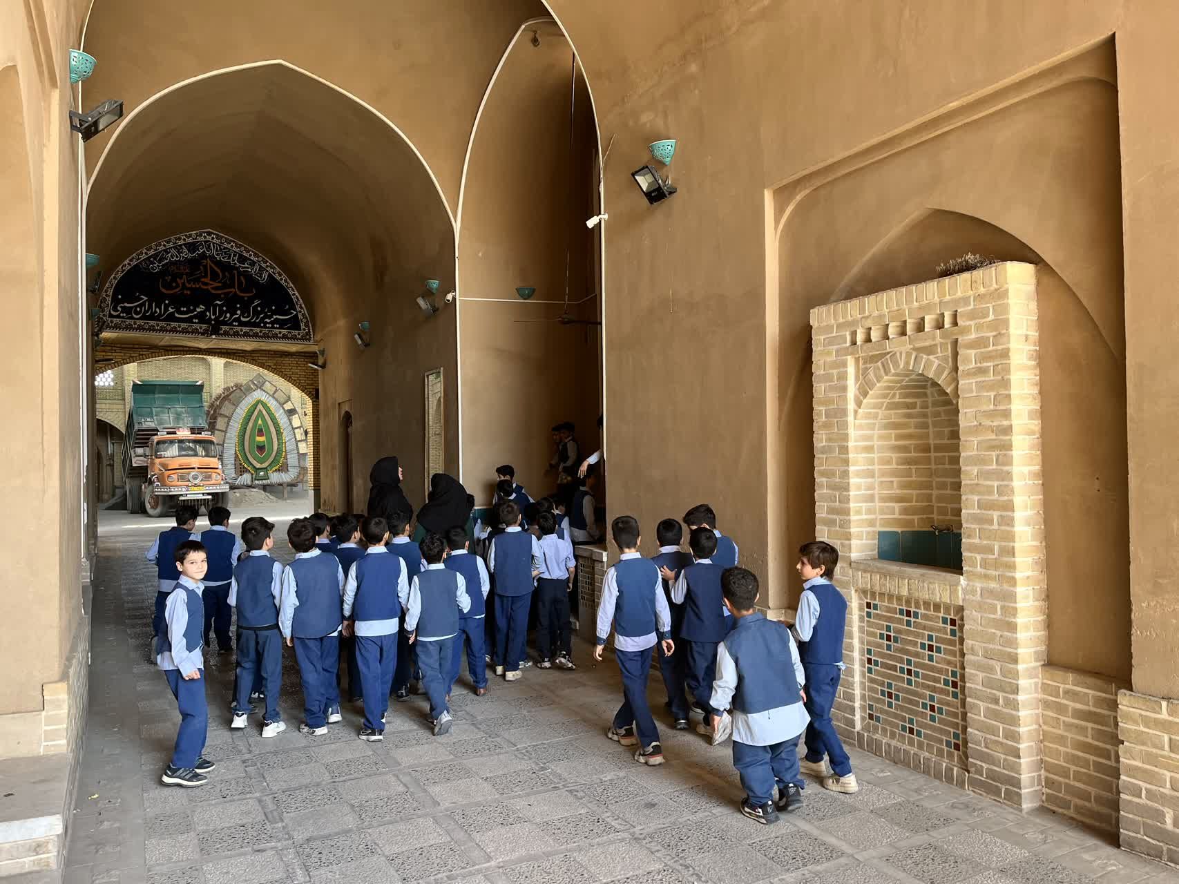 بازدید دانش‌آموزان میبدی از بافت سنتی شهرستان 