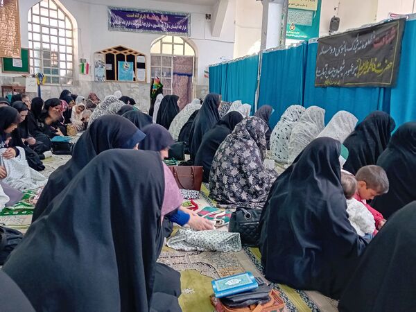 حضور دانش‌آموزان دبیرستان فاطمه الزهرا(س) و کوثر در نماز جمعه