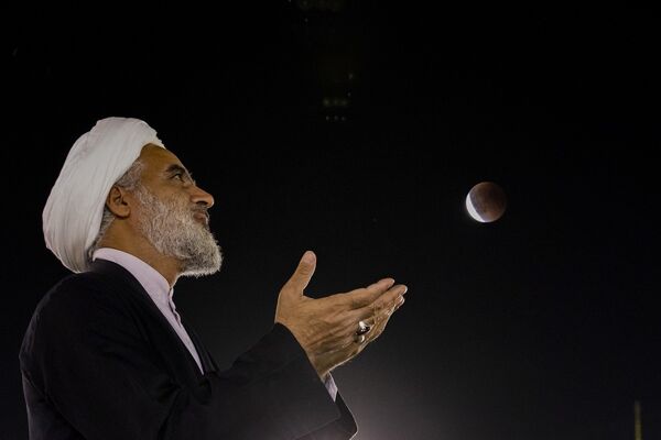 رصد زیباترین خسوف قرن از آسمان مسجد جمکران