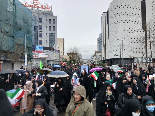 باران عشق وارادت به انقلاب همراه با باران‌ها ی نقره‌ای رشت