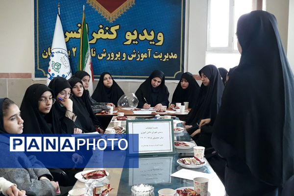 رقابت دانش‌آموزان منتخب در انتخابات منطقه‌ای شورای دانش‌آموزی بهارستان دو