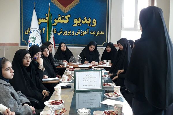 رقابت دانش‌آموزان منتخب در انتخابات منطقه‌ای شورای دانش‌آموزی بهارستان دو