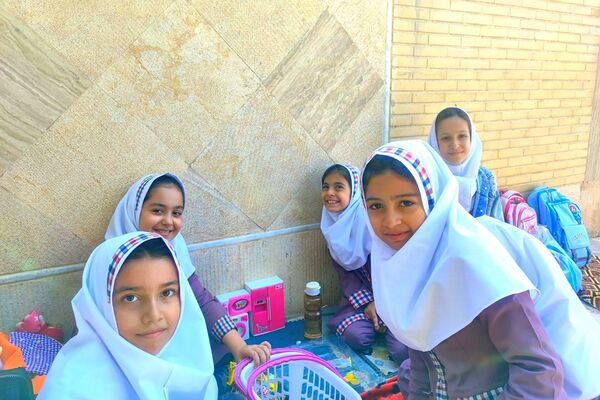 شادی و هیاهوی کودکان در اردوی درون مدرسه‌ای  آموزشگاه ایران ۲ به مناسب هفته ملی کودک 