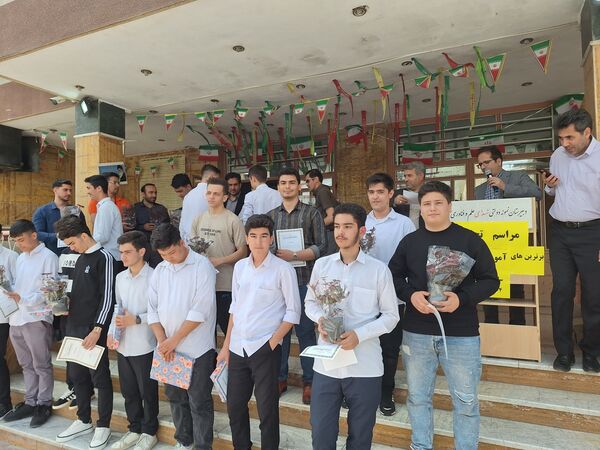 مراسم تجلیل از دانش آموزان برتر در بهارستان‌۲