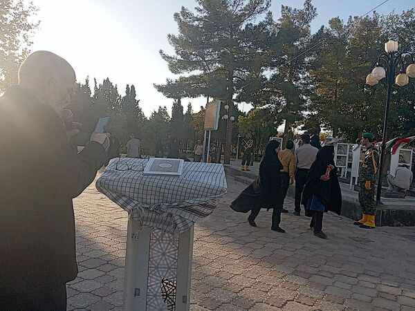 دولتمردان غبار از مزار شهدا برداشتند 