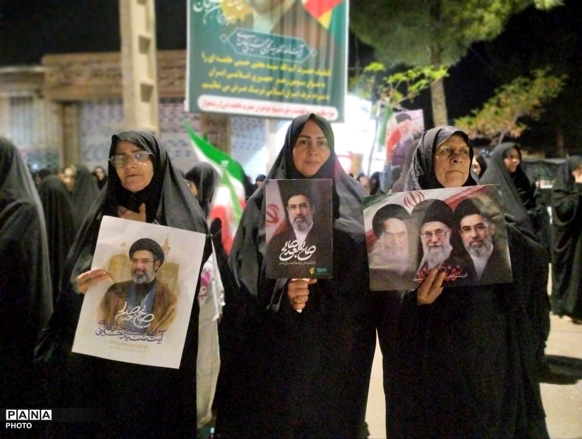 حضور پرشور مردم در سی و یکمین شب بیعت؛ آیین وحدت در روز جمهوری اسلامی