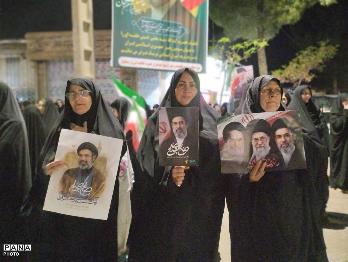 حضور پرشور مردم در سی و یکمین شب بیعت؛ آیین وحدت در روز جمهوری اسلامی