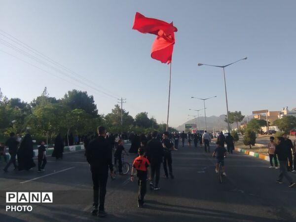 رقص پرچم‌ها در باد عزای کاشمر هم‌صدایی آسمان با زائران