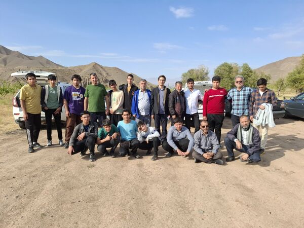 قابی صمیمی از مهرورزی و همکاری دانش‌آموزان در دل طبیعت آیواز 