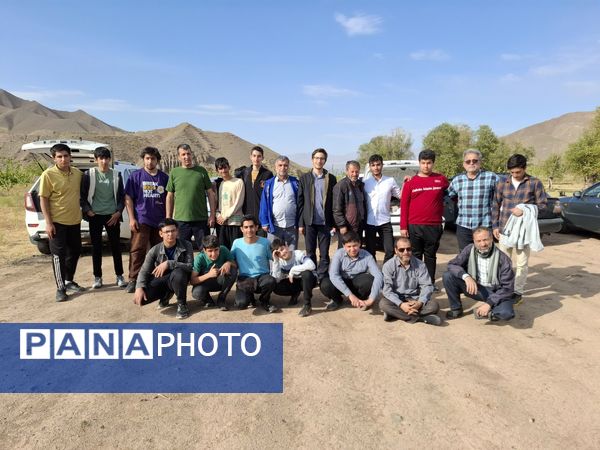 قابی صمیمی از مهرورزی و همکاری دانش‌آموزان در دل طبیعت آیواز 
