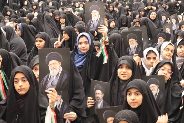 حضور دانش آموزان در همایش باید برخاست