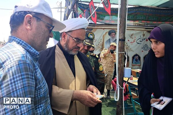 بهارستان دو در مسیر عشق؛ میزبانی فرهنگیان از زائران حسینی در عوارضی پرند