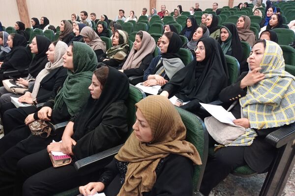 جلسه انجمن اولیا و مربیان دبیرستان پویش در تالار معلم شیراز