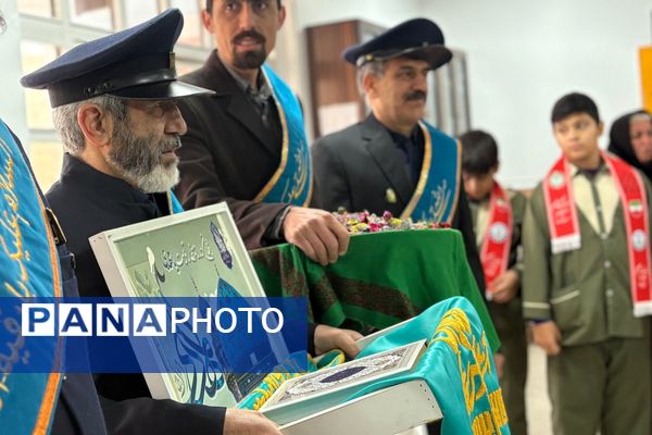 خادمان مسجد جمکران پرچم متبرک را به مدرسه شهید همت آوردند