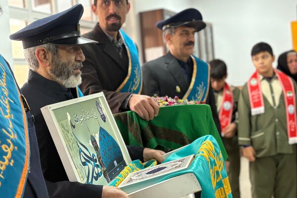 خادمان مسجد جمکران پرچم متبرک را به مدرسه شهید همت آوردند