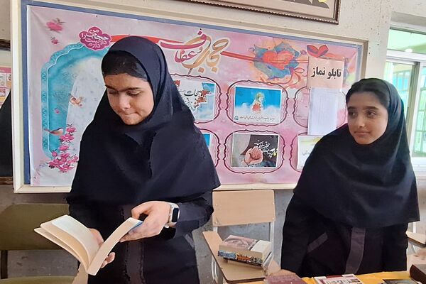 نمایشگاه کوچک کتاب در مدرسه 