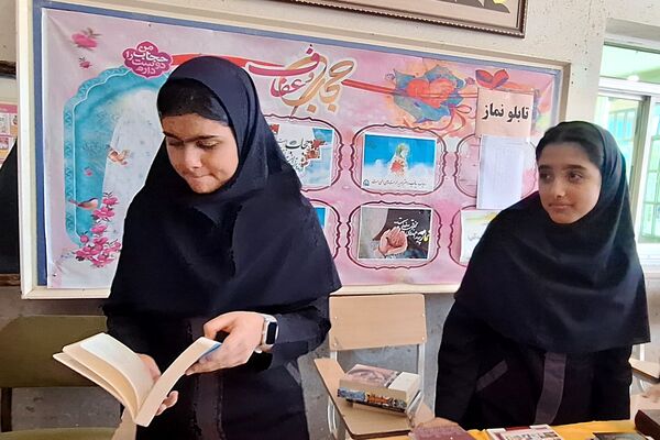 نمایشگاه کوچک کتاب در مدرسه 