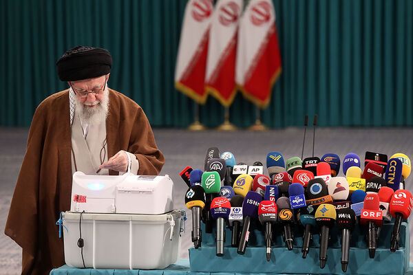 حضور رهبر معظم انقلاب در رای گیری مرحله‌ دوم انتخابات مجلس
