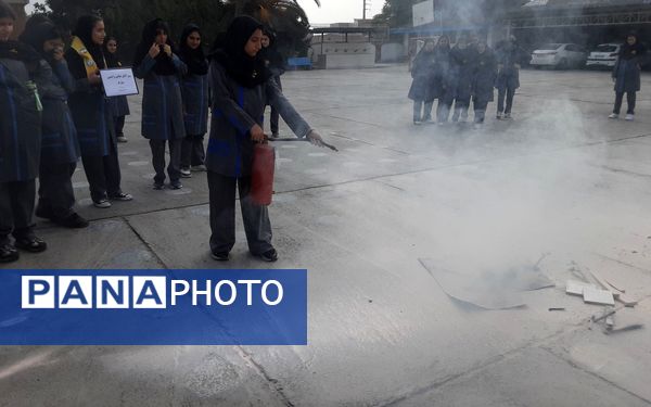 مانور آتش نشانی در دبیرستان فرزانگان قائمشهر