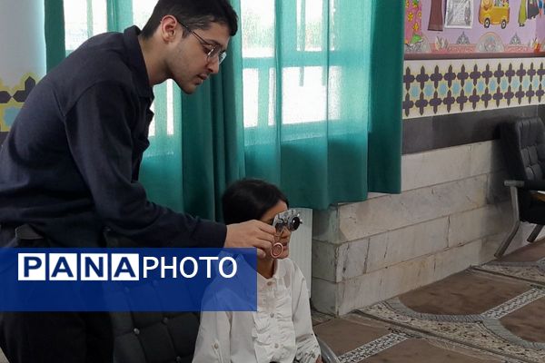 حضور پزشکان خیریه امام حسن عسگری برای غربالگری دانش آموزان دبستان میرشفیعی ها امری جهادی