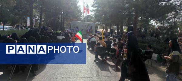 عطرافشانی گلزار شهدا توسط دانش‌آموزان مشهدی