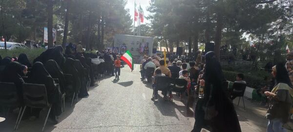 عطرافشانی گلزار شهدا توسط دانش‌آموزان مشهدی