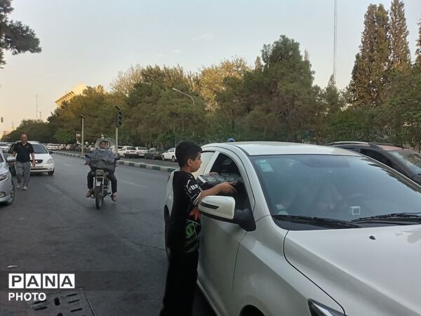 ایستگاه صلواتی دهه اول ماه صفر در مقابل فاطمیه تهران به همت نوجوانان آرمانی برپا شد