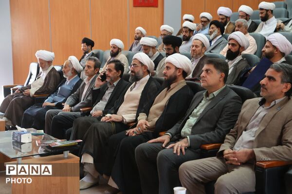 نشست مشترک ائمه جمعه همدان با مدیران صنعت آب و برق