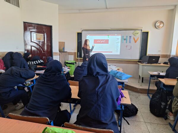 دوره آموزشی پیشگیری از بیماری‌های عفونی در آموزشگاه فرزانگان