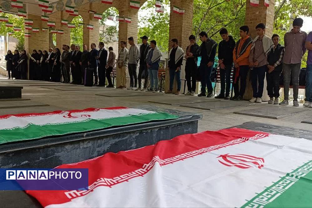 غبارروبی مزار شهدای رودهن توسط فرهنگیان و دانش‌آموزان دبیرستان ابن‌سینا