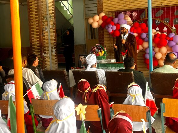 جشن شکوفه‌ها و طنین زنگ مهر در مدرسه فاطمه‌ الزهرا شهرستان جاسک