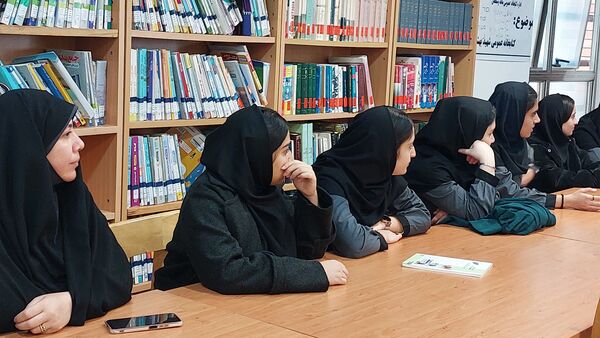 بازدید دانش‌آموزان دبیرستان فاطمه الزهرا(س) از کتابخانه شهید بهشتی 