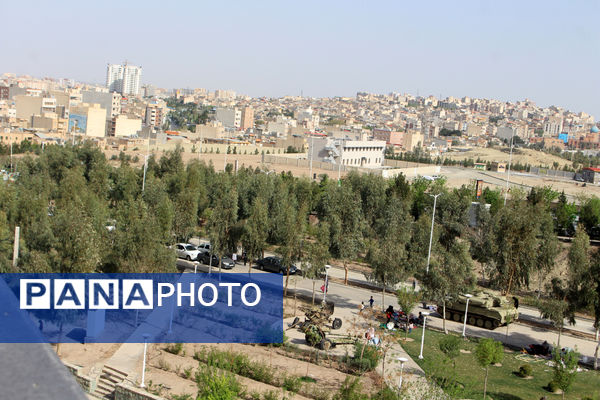 حضور گردشگران روز طبیعت در محوطه باغ‌موزه دفاع مقدس قم