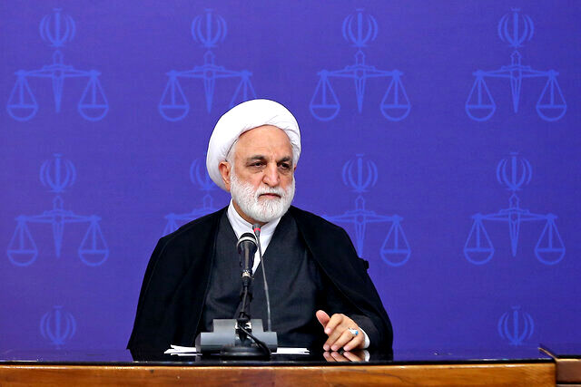 گاهی یک وکیل وکالت ۳۰ پرونده را همزمان به عهده می‌گیرد و سبب اطاله دادرسی می‌شود