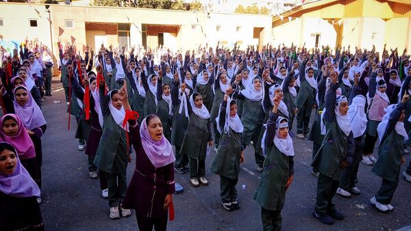 شور میهنی در صف دانش‌آموزان نظرآباد