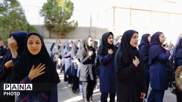 به صدا در آمدن زنگ مهر در دبیرستان دخترانه عزت طلایی نیشابور 