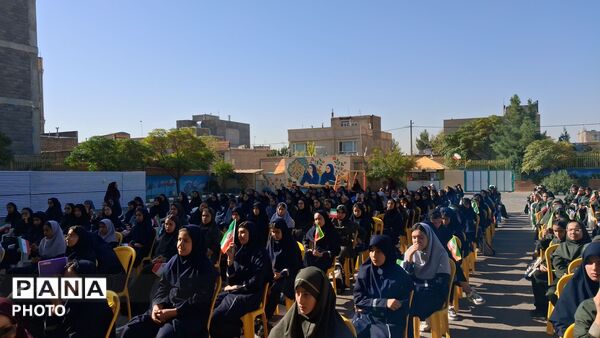 نواخته شدن زنگ آغاز سال تحصیلی در دبیرستان نمونه وکیلی ۱۰