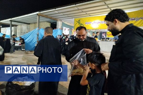 خدمت بی‌منت خادمان کوچک به زائران در حمیدیه 