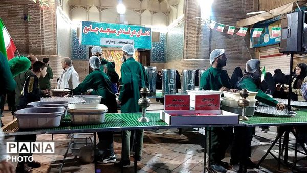 گذری بر غرفه دهه نودی ها و چایخانه حضرت زهرا(س)