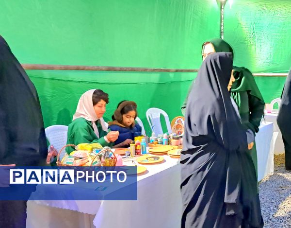 برپایی غرفه‌ای به عشق فاطمه(س)  