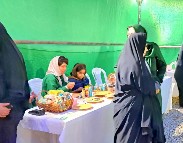 برپایی غرفه‌ای به عشق فاطمه(س)  